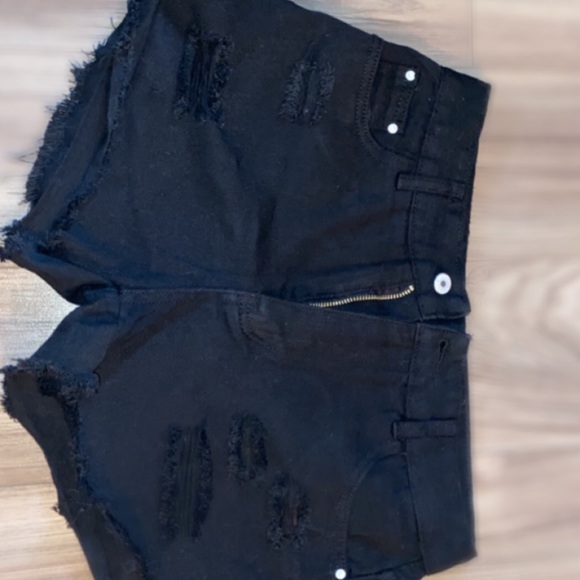 Mid-waist distressed raw cut shorts - Picture 2 of 4